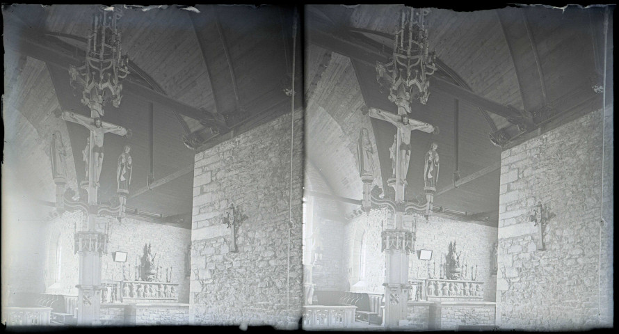 Christ en croix et sculpture des boiseries des voûtes de l'église de Puchay (Eure).