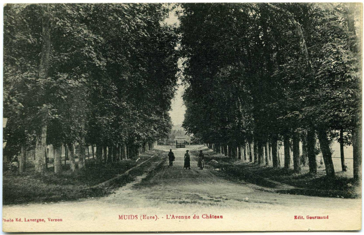 Muids. L'Avenue du Château.