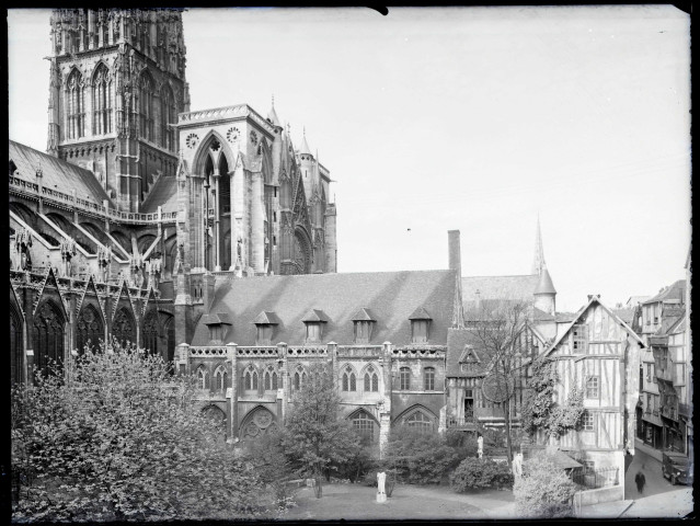 Cloître dans la cour d'Albane de la cathédrale Notre-Dame de l'Assomption de Rouen (Seine-Maritime).