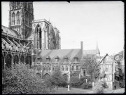 Cloître dans la cour d'Albane de la cathédrale Notre-Dame de l'Assomption de Rouen (Seine-Maritime).