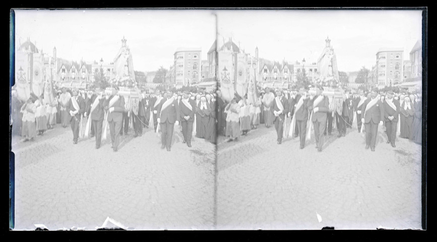 Procession de la Vierge au Monument de Jeanne d'Arc et à la basilique Notre-Dame de Bonsecours (Seine-Maritime).
