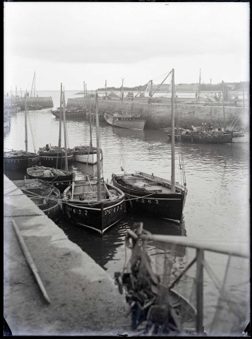 Bateaux de pêche amarrés dans le port de Croisset (Seine-Maritime).