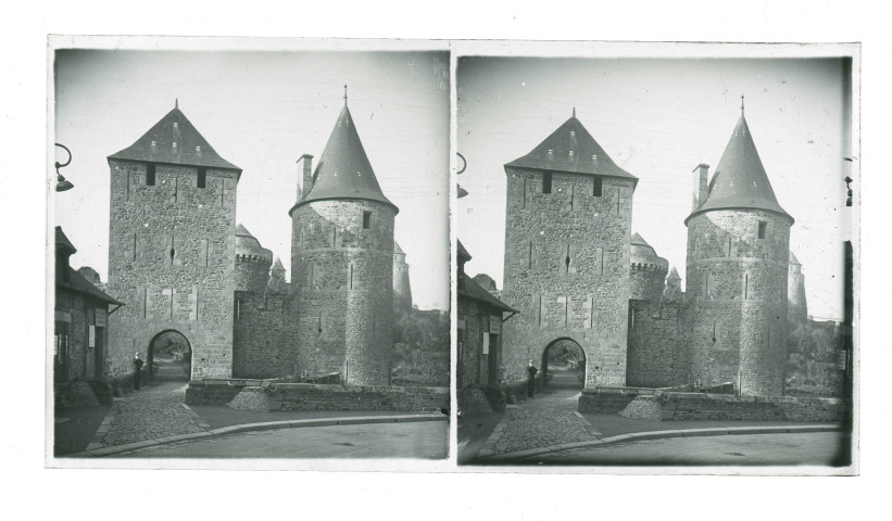 Entrée par la tour de la Haye Saint-Hilaire, la tour De Guémadeuc à droite et les tours de Coëtlogon et de Coigny dans le fond du château de Fougères (Ille-et-Vilaine).