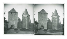 Entrée par la tour de la Haye Saint-Hilaire, la tour De Guémadeuc à droite et les tours de Coëtlogon et de Coigny dans le fond du château de Fougères (Ille-et-Vilaine).