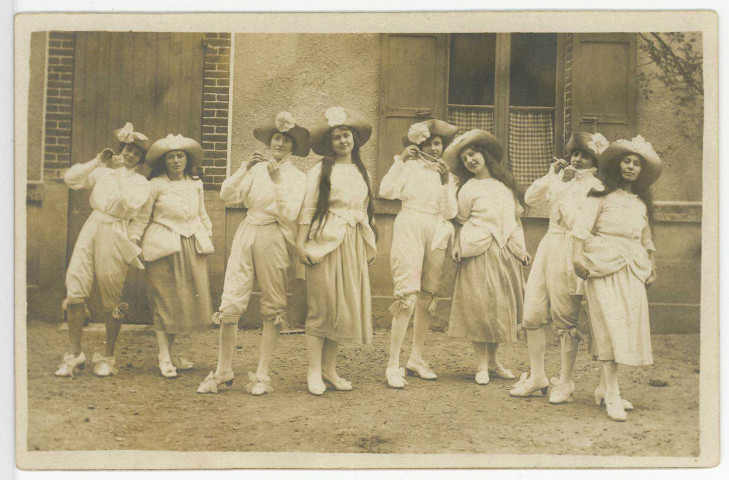 Vernon-Ville. [Groupe de jeunes filles déguisées].