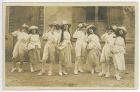 Vernon-Ville. [Groupe de jeunes filles déguisées].