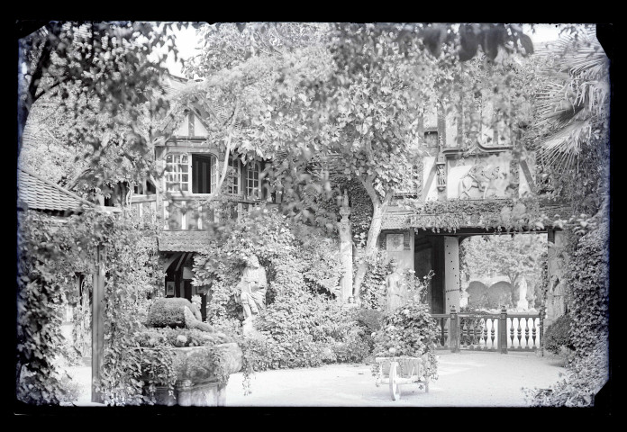 Cour intérieure d'un manoir à pans de bois, probablement un hôtel.