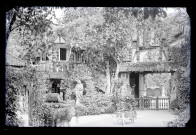 Cour intérieure d'un manoir à pans de bois, probablement un hôtel.