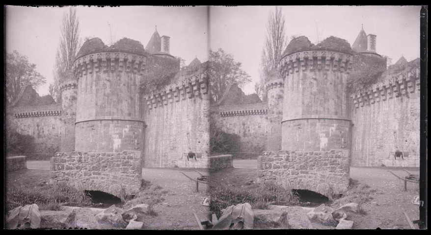 Porte Saint-Sulpice avec tours extra-muros de Fougères (Ille-et-Vilaine).