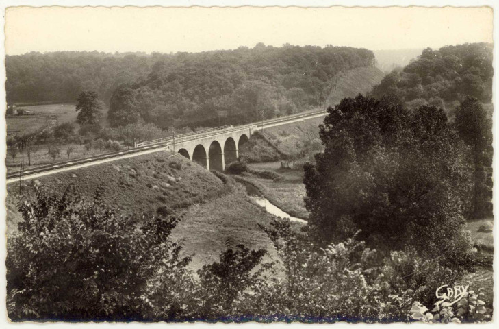 Conches-en-Ouche. Le Viaduc et le Rouloir.