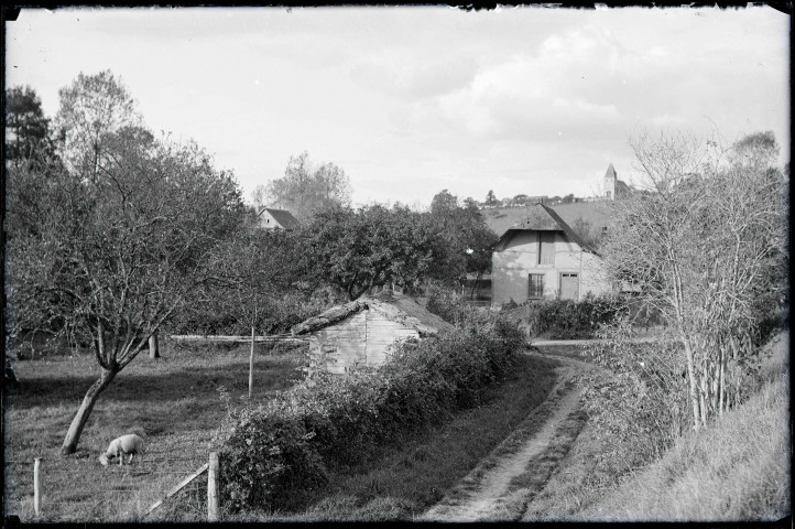 Ferme et vue sur le clocher de Touffreville (Eure).