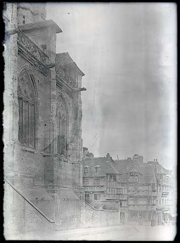Maison à pans de bois de Lisieux (Calvados) dans le quartier de la cathédrale Saint-Pierre.