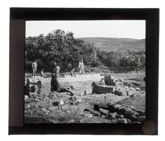 Bédouins à la fontaine.