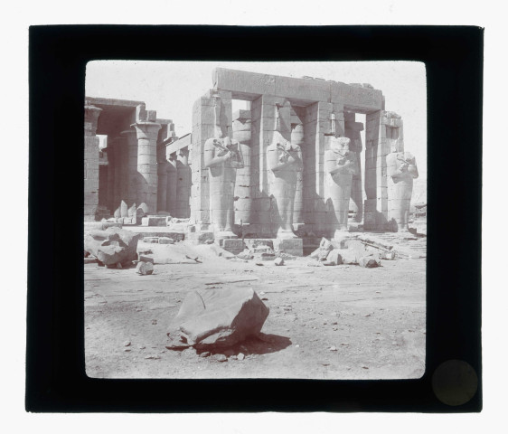 Ruines et vestiges d'un temple égyptien.