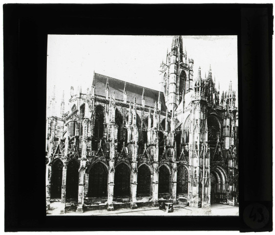 Cathédrale Notre-Dame d'Évreux (Eure), extérieur du chœur et du transept côté nord.