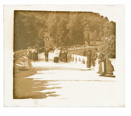 Ecclésiastiques et personnes handicapées en pèlerinage à Lourdes (Hautes-Pyrénées), lors d'une procession.