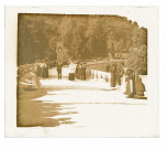 Ecclésiastiques et personnes handicapées en pèlerinage à Lourdes (Hautes-Pyrénées), lors d'une procession.