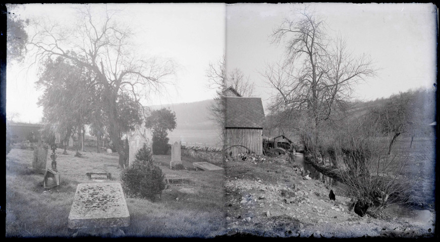 Ruisseau à l'arrière d'une ferme de la campagne normande. Ancien cimetière de la campagne normande.