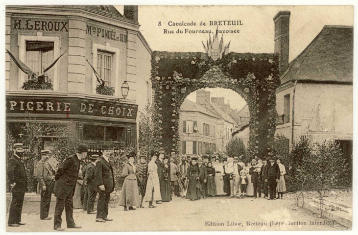 Breteuil-sur-Iton. 8-Rue du Fourneau, pavoisée.