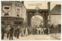 Breteuil-sur-Iton. 8-Rue du Fourneau, pavoisée.