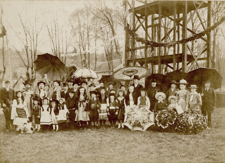 photographie : groupe de familles avec des enfants sous des ombrelles
