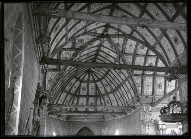 Voûtes ornementées de l'église de Puchay (Eure).