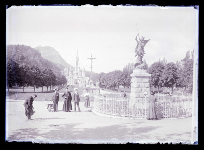 Ecclésiastiques et enfants en pèlerinage à Lourdes (Hautes-Pyrénées).