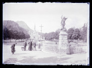 Ecclésiastiques et enfants en pèlerinage à Lourdes (Hautes-Pyrénées).