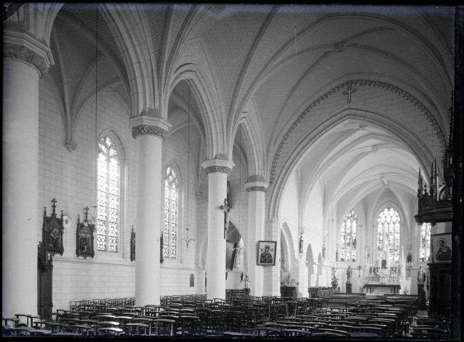 Intérieur d'église avec la statue du curé d'Ars-sur-Formans (Ain).