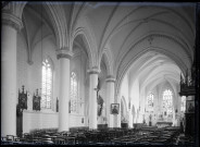 Intérieur d'église avec la statue du curé d'Ars-sur-Formans (Ain).