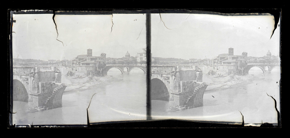 Pont dévasté avec au loin le dôme de la cathédrale Saint-Pierre de Rome (Italie).