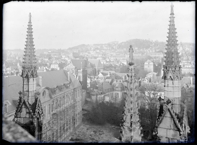 Vue sur l'Hôtel de Ville et la chapelle du lycée Corneille de Rouen (Seine-Maritime).