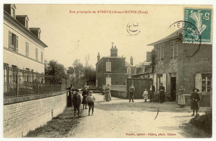 Epreville-en-Lieuvin. Rue Principale de Epreville-en-Lieuvin.