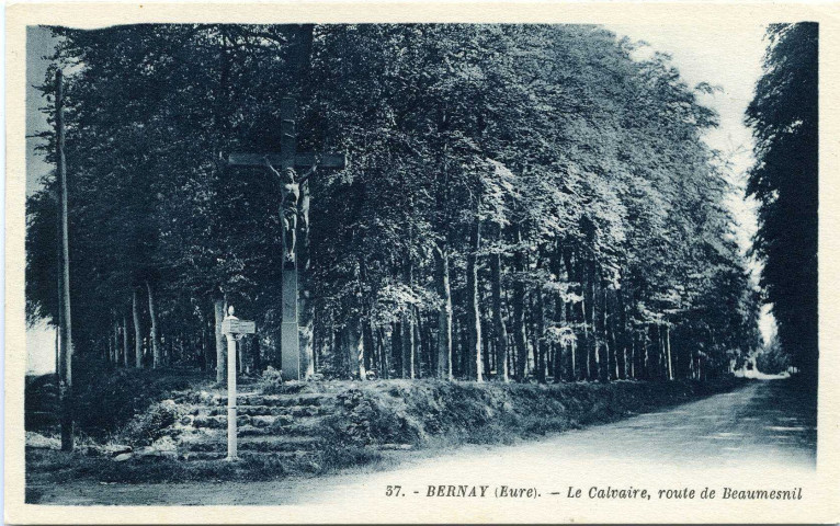 Bernay. Le Calvaire, route de Beaumesnil.
