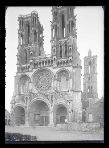 Façade ouest de la cathédrale Notre-Dame de Laon (Aisne).
