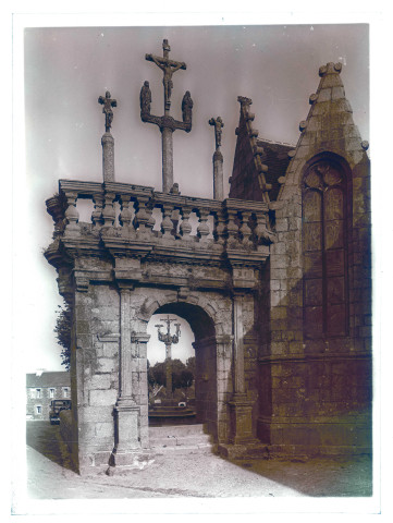 Calvaire breton, ossuaire et arc triomphal.