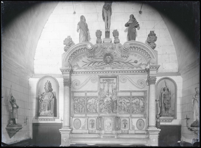 Maître autel de l'église d'Épreville-en-Lieuvin (Eure) représentant la Passion du Christ.