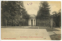 Radepont. Parc de Radepont (Eure) - Pavillon de Penthièvre et Tennis.