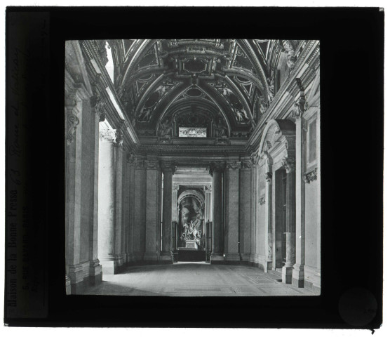 Basilique Saint-Pierre du Vatican, atrium et statue de Charlemagne.