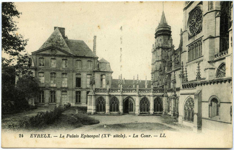Evreux-Ville. Le Palais Épiscopal (XVe siècle) La Cour.