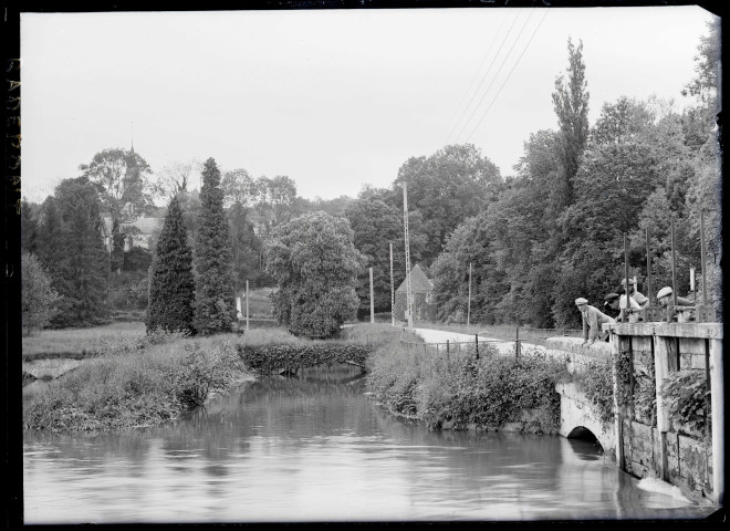 Pêcheurs à la ligne sur le pont surplombant l'Andelle à Radepont (Eure).