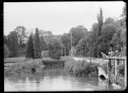 Pêcheurs à la ligne sur le pont surplombant l'Andelle à Radepont (Eure).