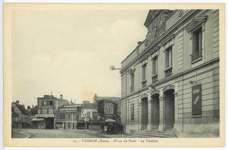 Vernon-Ville. Place de Paris - Le Théâtre.