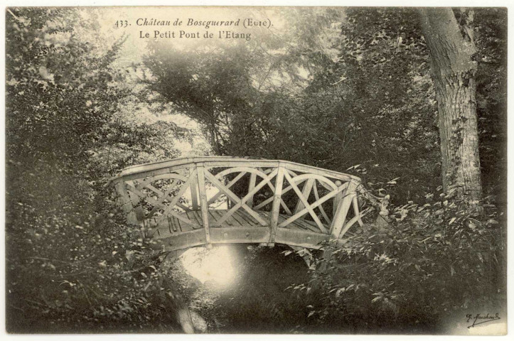 Bosguérard-de-Marcouville. Château de Bosguérard- Le Petit Pont de l'Etang.
