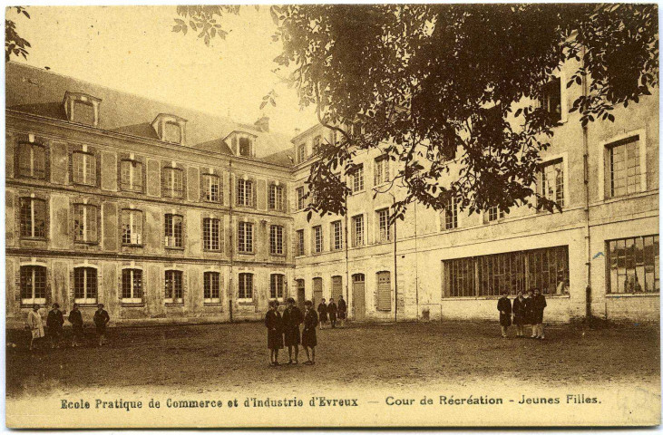 Evreux-Ville. École pratique de Commerce et d'industrie -Cour de Récréation - Jeunes Filles.
