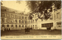 Evreux-Ville. École pratique de Commerce et d'industrie -Cour de Récréation - Jeunes Filles.