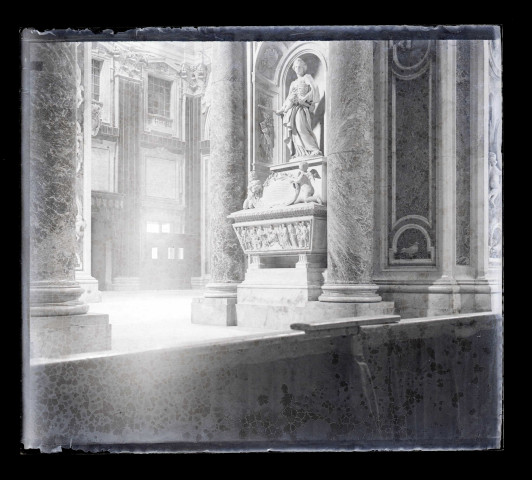Tombeau de la basilique Saint-Pierre de Rome (Italie).