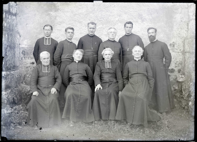Groupe de prêtres dont l'abbé Gabriel Bretocq.