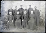Groupe de prêtres dont l'abbé Gabriel Bretocq.