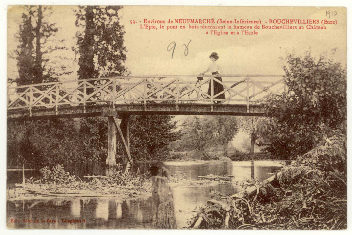 Bouchevilliers. L'Epte, le pont en bois réunissant le hameau de Bouchevilliers au Château à l'Eglise et à l'Ecole.